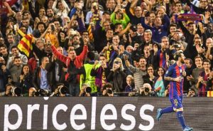 Photo représentant le joueur de foot Lionel Messi, devant une banderolle publicitaire "Priceless"